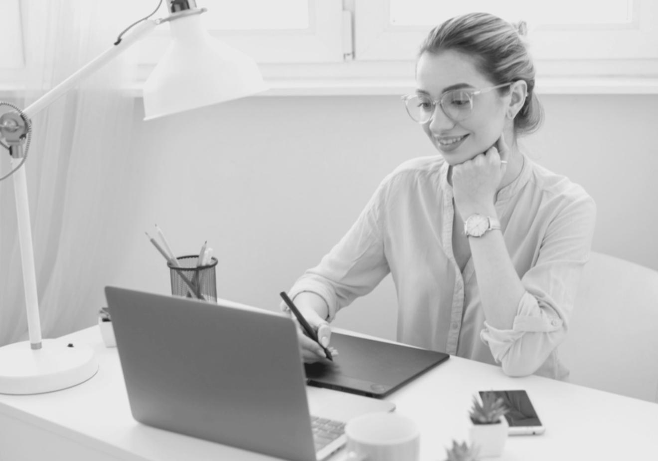 Pracovní prostředí během praktického workshopu s analýzou trhů na více monitorech